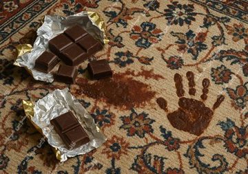 پاک کردن لکه شکلات از روی فرش