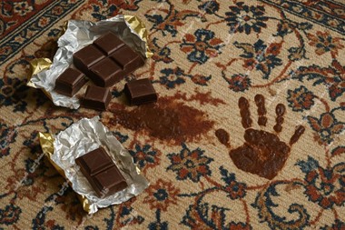 پاک کردن لکه شکلات از روی فرش