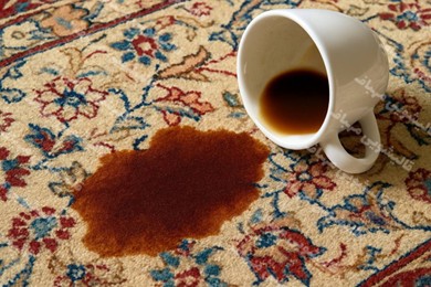 پاک کردن لکه قهوه از روی فرش